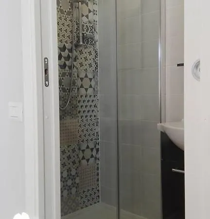 לינה וארוחת בוקר To *