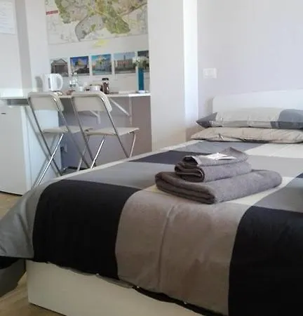 לינה וארוחת בוקר To *