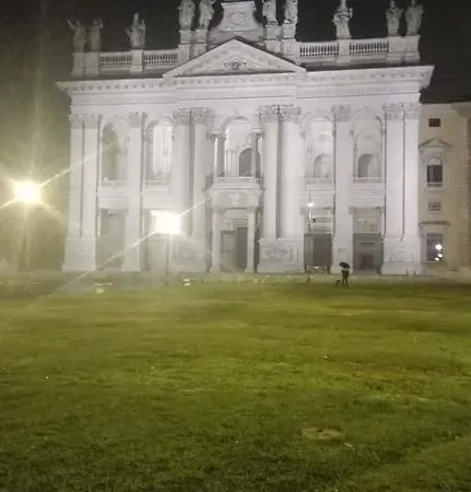 לינה וארוחת בוקר To *